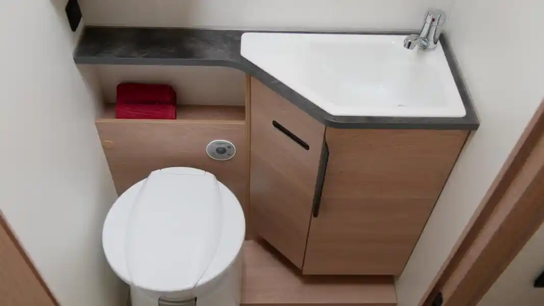 Wohnmobil-kaufen-neu-Mooveo-TEI-72EBH_Ansicht-Bad-02_min
