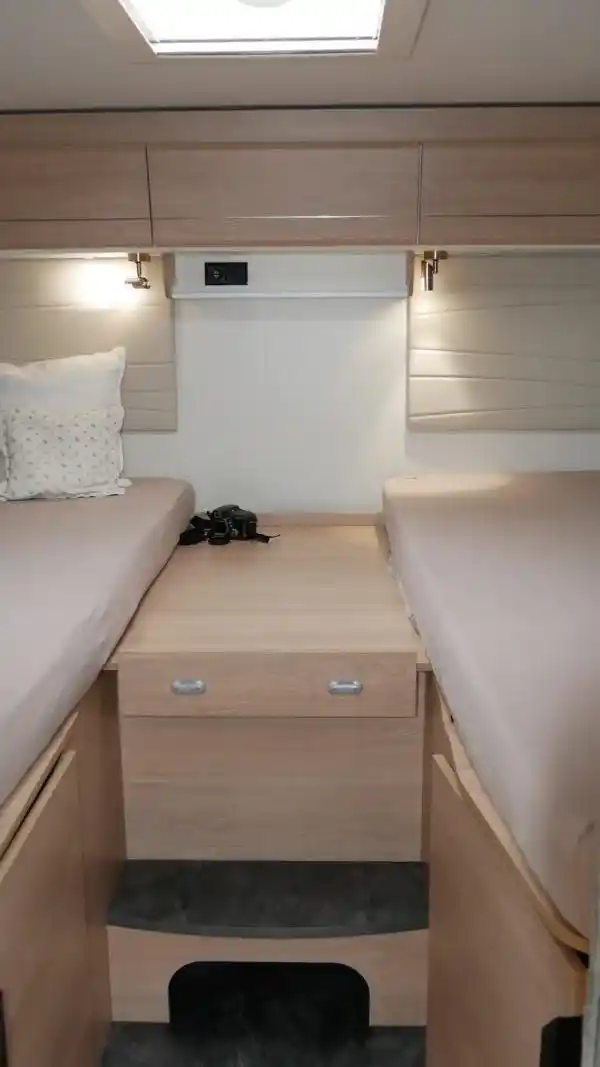 Wohnmobil-kaufen-neu-Mooveo-TEI-72EBH_Ansicht-Bett-02_min-rotated-1