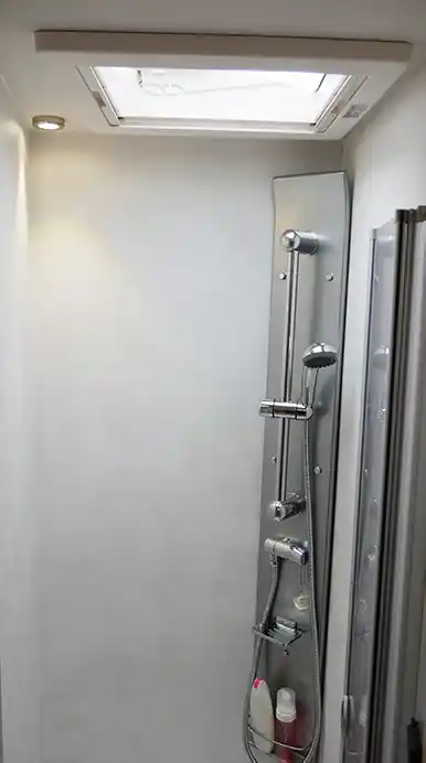 Wohnmobil-kaufen-neu-Mooveo-TEI-72EBH_Ansicht-Dusche_min