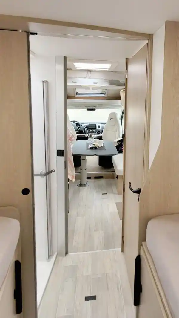 Wohnmobil-kaufen-neu-Mooveo-TEI-72EBH_Ansicht-hinten-nach-vorne_min
