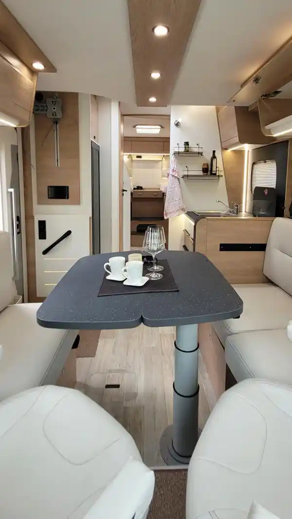 Wohnmobil-kaufen-neu-Mooveo-TEI-72EBH_Ansicht-vorne-nach-hinten_min