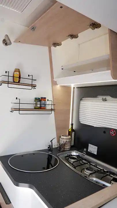 Wohnmobil-kaufen-neu-Mooveo-TEI-74EBH_Kueche_min