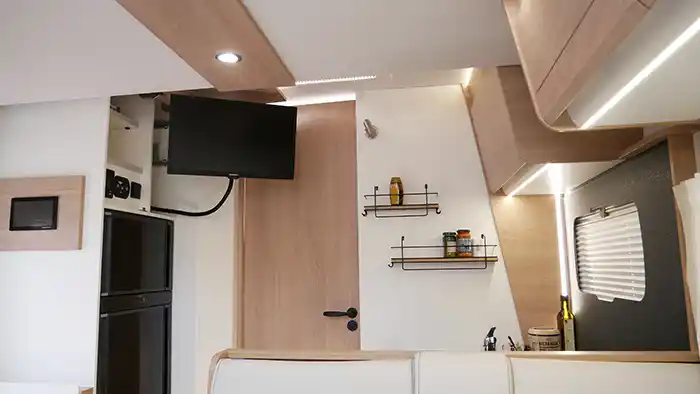 Wohnmobil-kaufen-neu-Mooveo-TEI-74EBH_Wohnraum-Fernseher_min