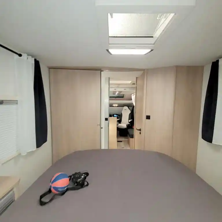Wohnmobil-kaufen-neu-Mooveo-TEI-74QBH_Ansicht-hinten-nach-vorne_min