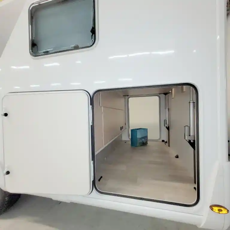 Wohnmobil-kaufen-neu-Mooveo-TEI-74QBH_Garage_min
