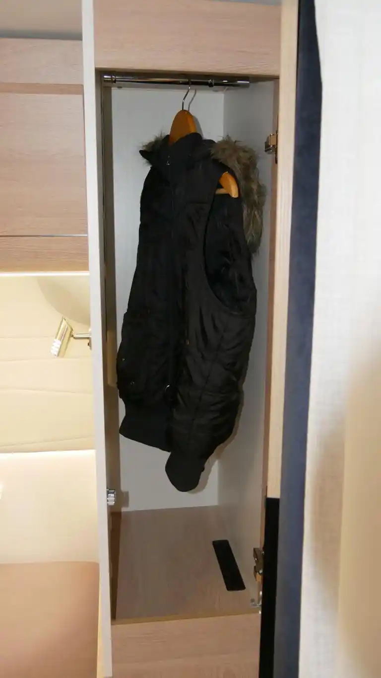 Wohnmobil-kaufen-neu-Mooveo-TEI-74QBH_Kleiderschrank_min