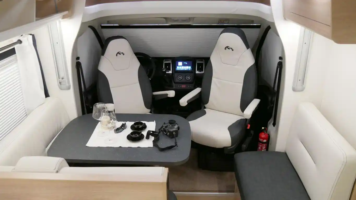 Wohnmobil-kaufen-neu-Mooveo-TEI-74QBH_Pilotensitze-und-Wohnbereich_min