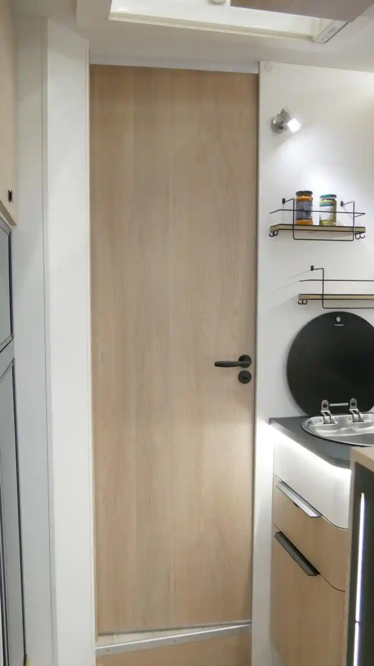 Wohnmobil-kaufen-neu-Mooveo-TEI-74QBH_Trenntuer_min
