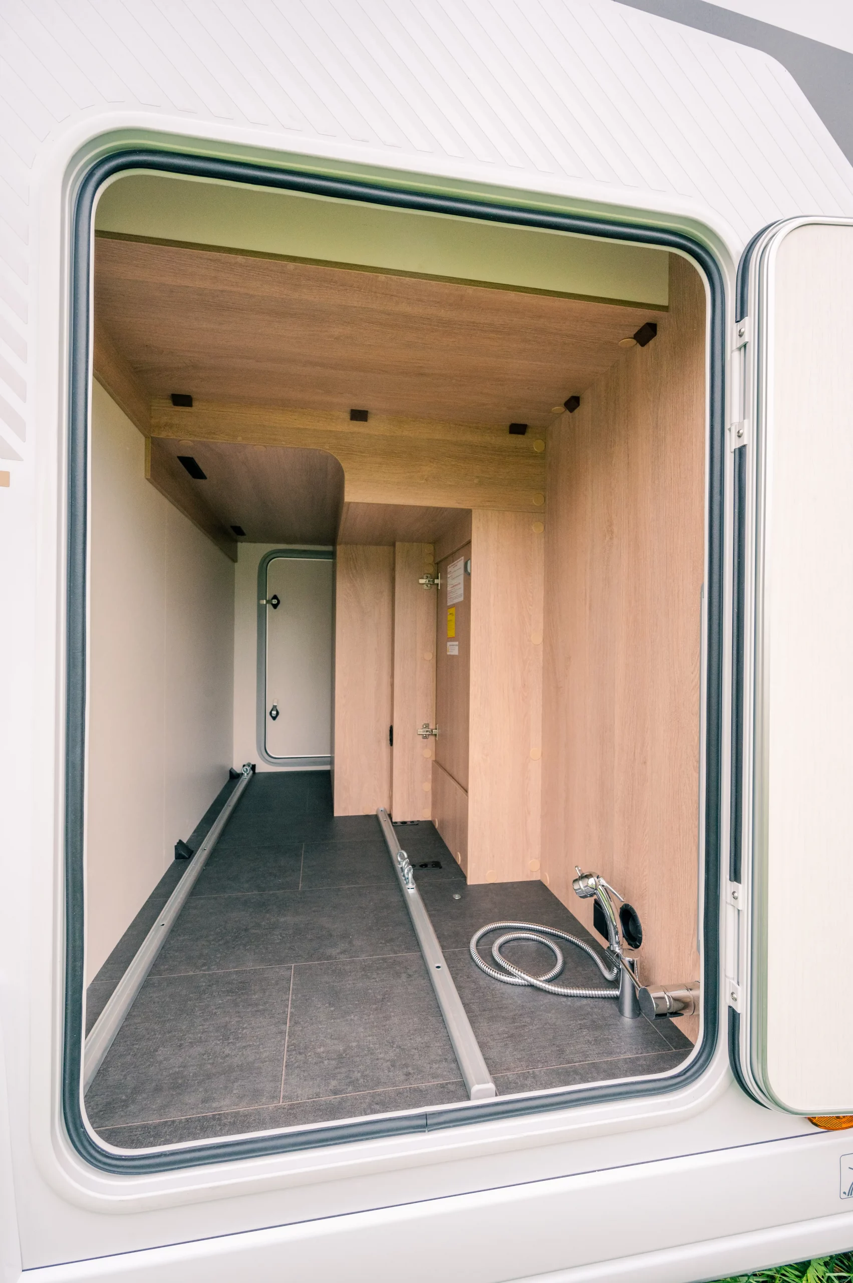 Wohnmobil-kaufen-neu-Mooveo-TEI-FORD-F65DH_Ansicht-aussen-Stauraum_02