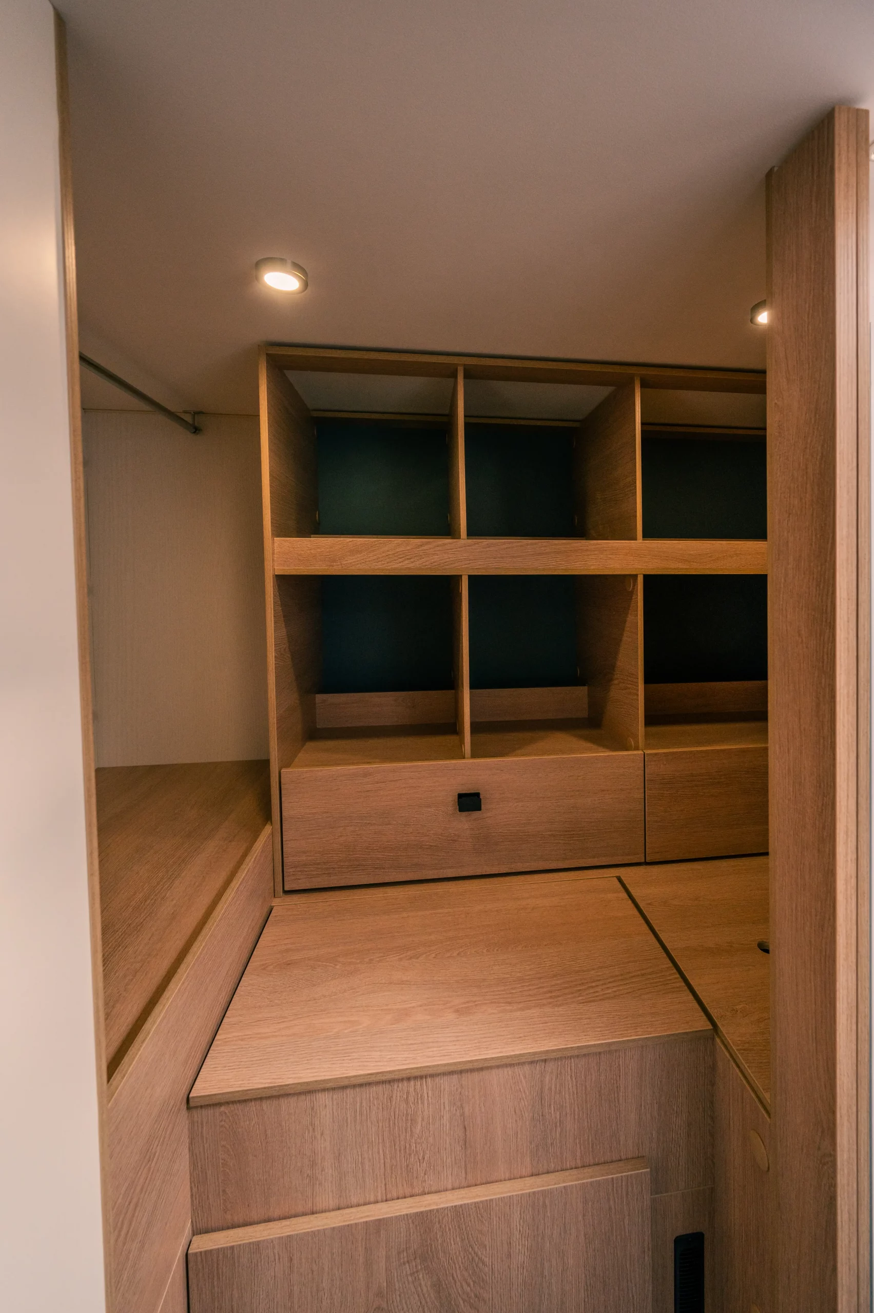 Wohnmobil-kaufen-neu-Mooveo-TEI-FORD-F65DH_Ansicht-innen-Kleiderschrank _01 Wohnmobil-kaufen-neu-Mooveo-TEI-FORD-F65DH_Ansicht-innen-Kleiderschrank _01