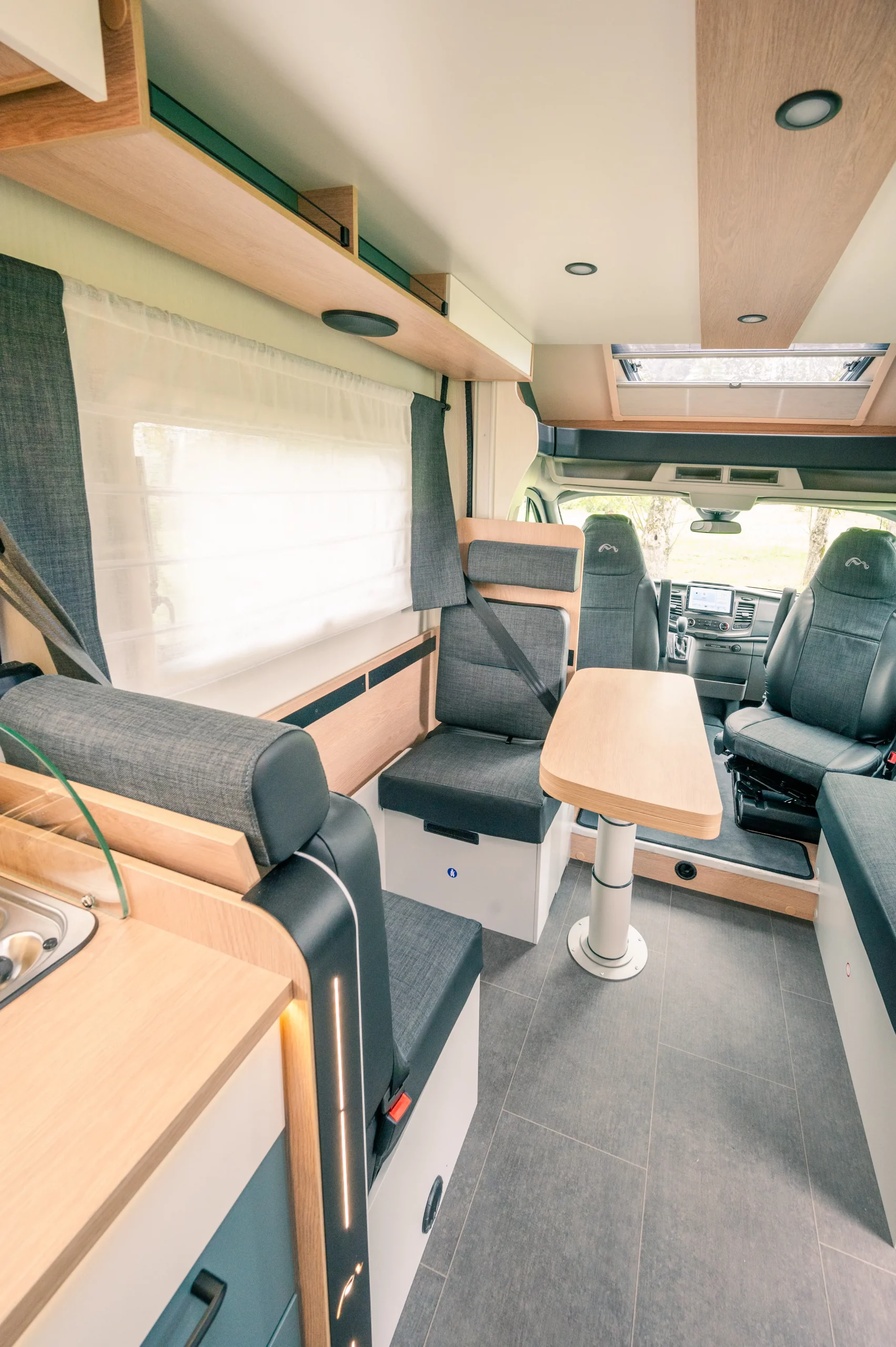 Wohnmobil-kaufen-neu-Mooveo-TEI-FORD-F65DH_Ansicht-innen-Sitzgruppe-im-Wohnraum_02 Wohnmobil-kaufen-neu-Mooveo-TEI-FORD-F65DH_Ansicht-innen-Sitzgruppe-im-Wohnraum_02