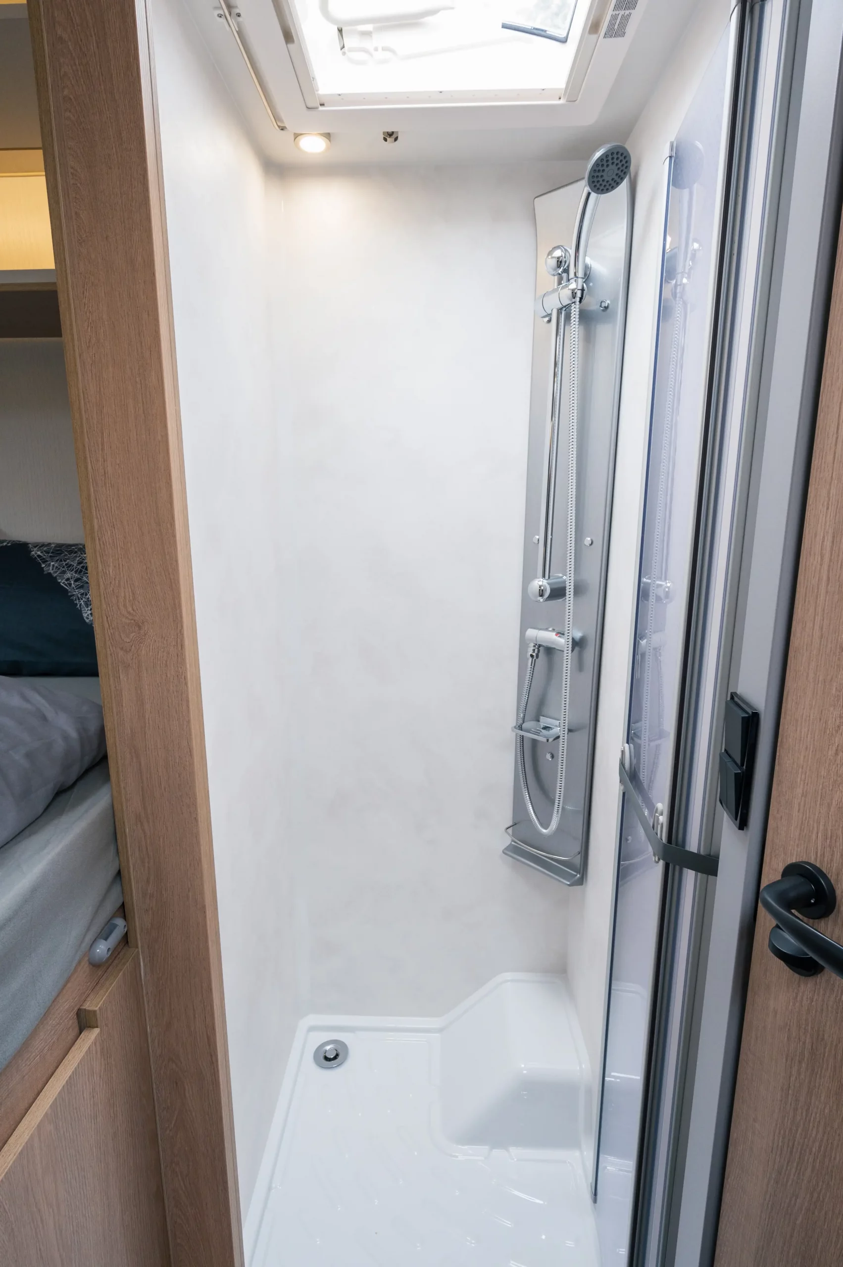 Wohnmobil-kaufen_Mooveo-teilintegriert-Ford-F70DH_Ansicht-innen-Bad_01 Wohnmobil-kaufen_Mooveo-teilintegriert-Ford-F70DH_Ansicht-innen-Bad_01