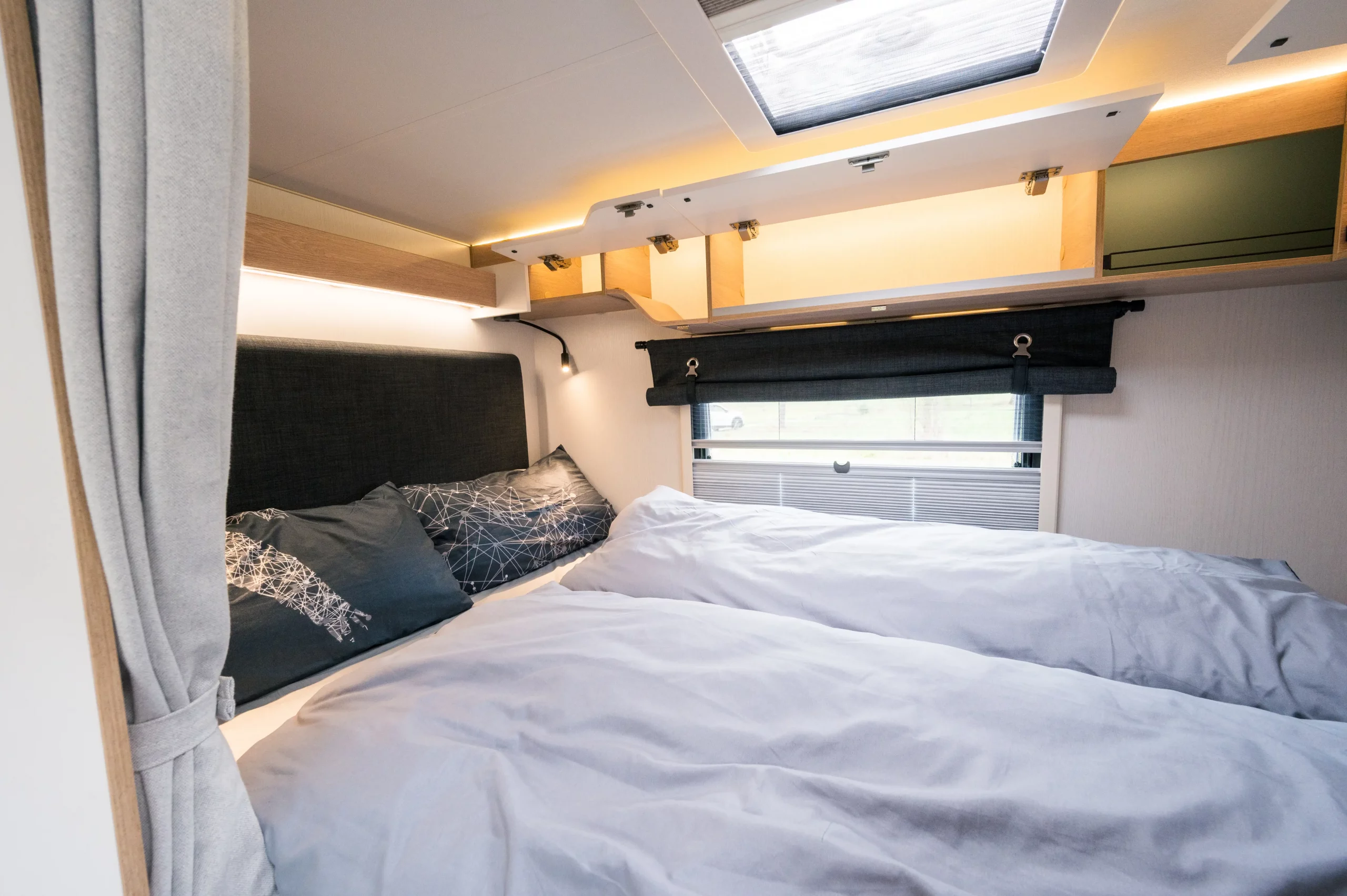 Wohnmobil-kaufen_Mooveo-teilintegriert-Ford-F70DH_Ansicht-innen-Bett_03 Wohnmobil-kaufen_Mooveo-teilintegriert-Ford-F70DH_Ansicht-innen-Bett_03