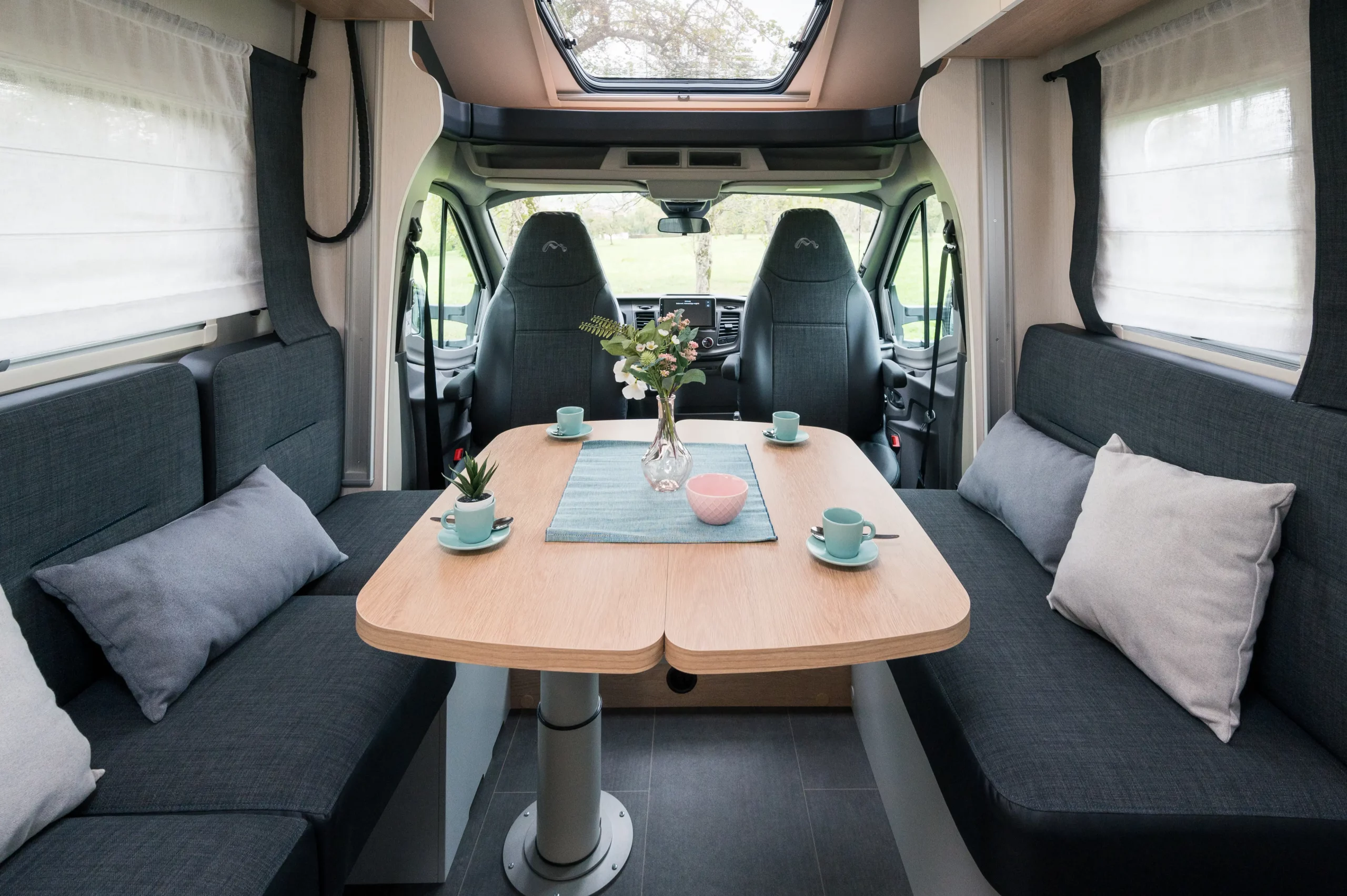 Wohnmobil-kaufen_Mooveo-teilintegriert-Ford-F70DH_Ansicht-innen-Essen_02 Wohnmobil-kaufen_Mooveo-teilintegriert-Ford-F70DH_Ansicht-innen-Essen_02