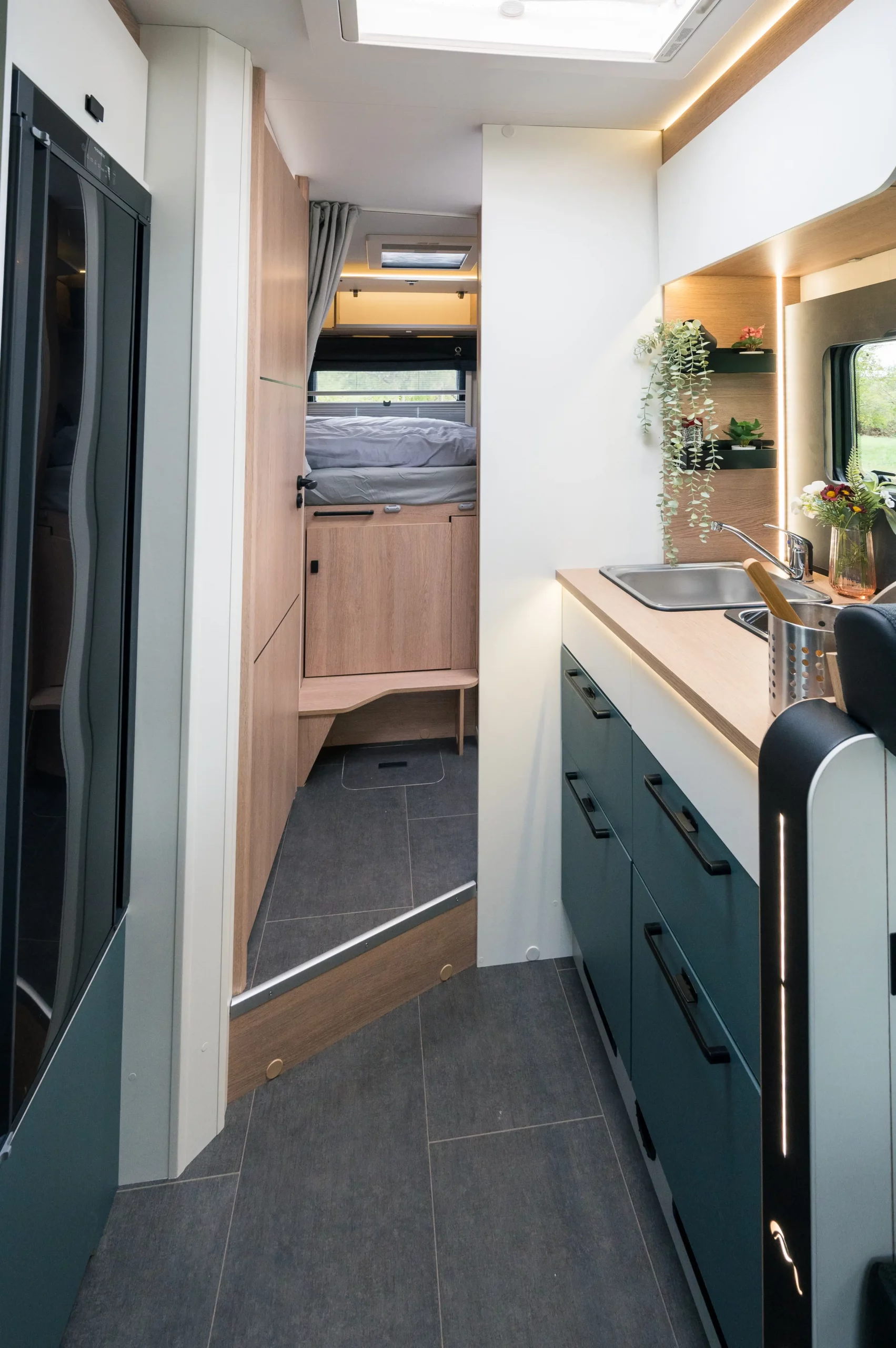 Wohnmobil-kaufen_Mooveo-teilintegriert-Ford-F70DH_Ansicht-innen-Küche_01 Wohnmobil-kaufen_Mooveo-teilintegriert-Ford-F70DH_Ansicht-innen-Küche_01