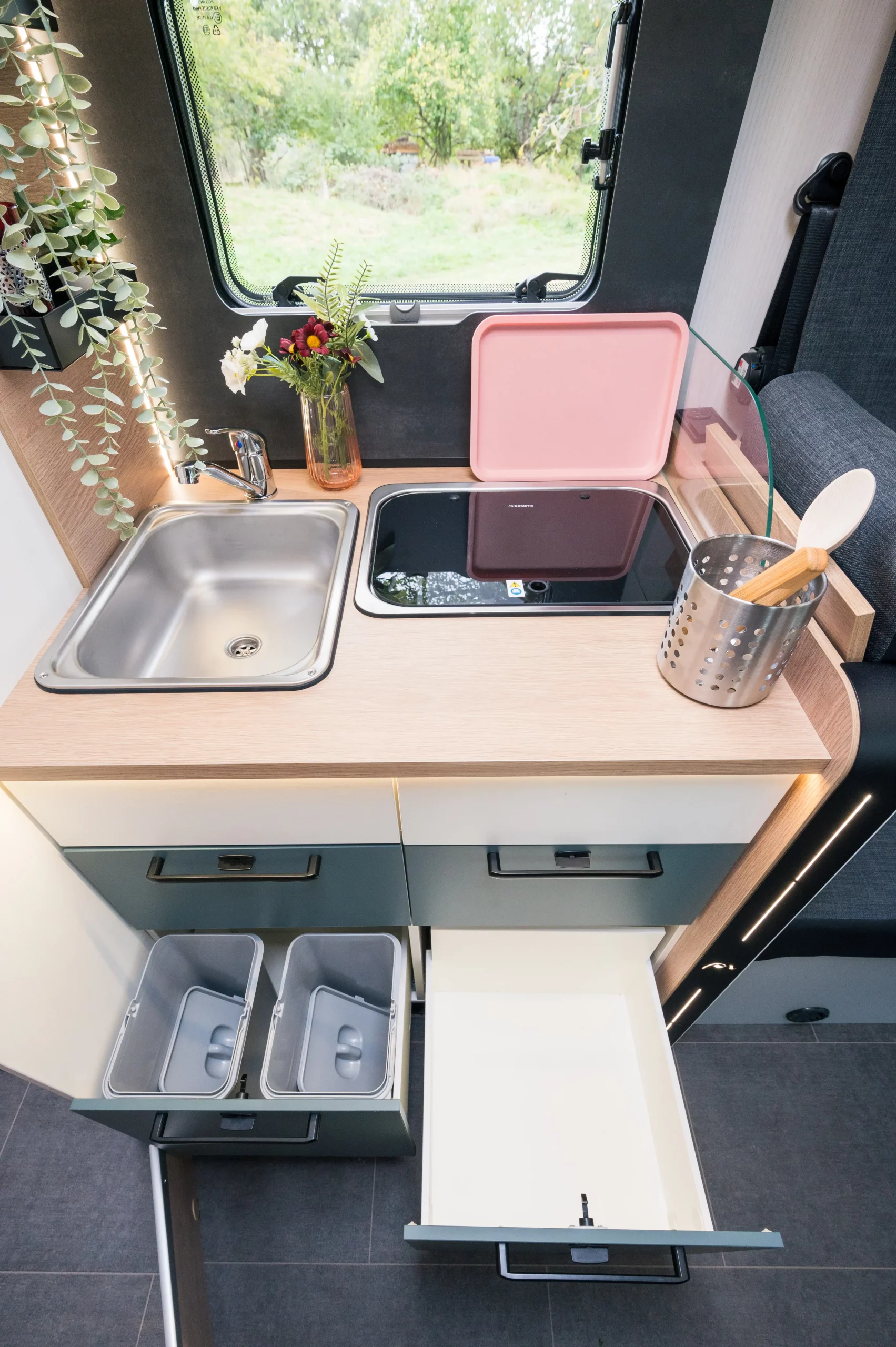 Wohnmobil-kaufen_Mooveo-teilintegriert-Ford-F70DH_Ansicht-innen-Küche_03 Wohnmobil-kaufen_Mooveo-teilintegriert-Ford-F70DH_Ansicht-innen-Küche_03