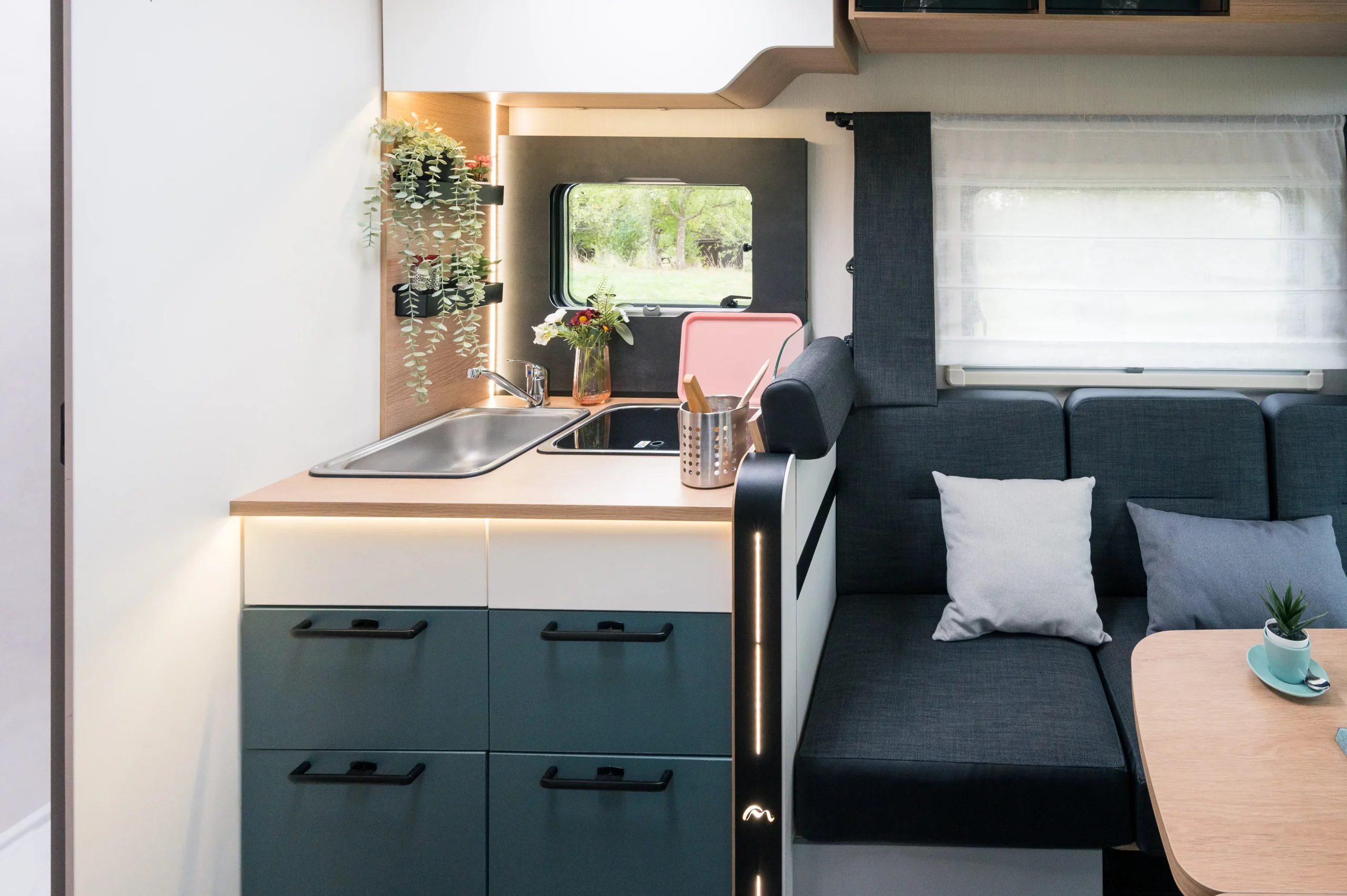 Wohnmobil-kaufen_Mooveo-teilintegriert-Ford-F70DH_Ansicht-innen-Küche_04 Wohnmobil-kaufen_Mooveo-teilintegriert-Ford-F70DH_Ansicht-innen-Küche_04