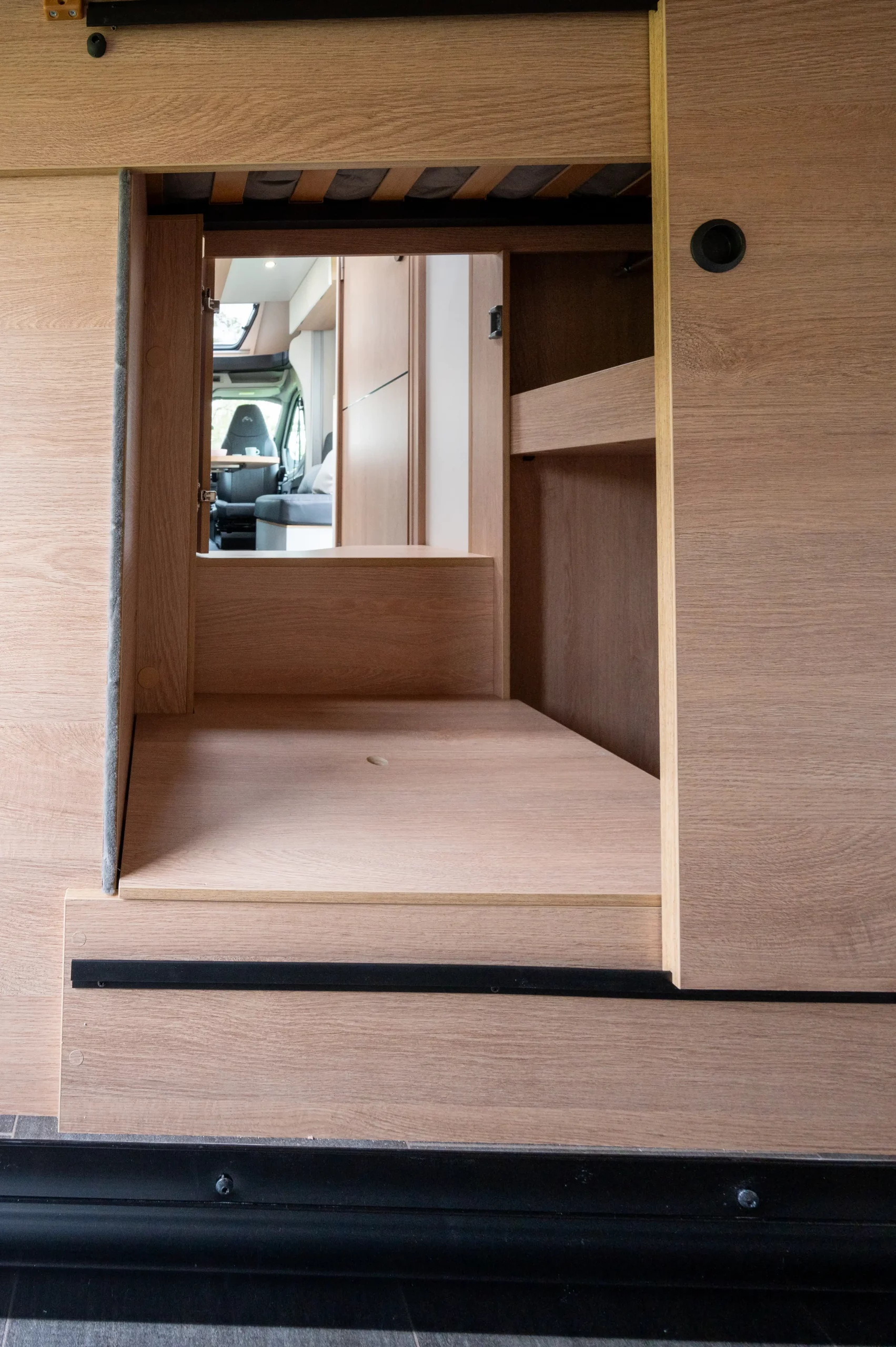 Wohnmobil-kaufen_Mooveo-teilintegriert-Ford-F70DH_Ansicht-innen-Stauraum_01 Wohnmobil-kaufen_Mooveo-teilintegriert-Ford-F70DH_Ansicht-innen-Stauraum_01